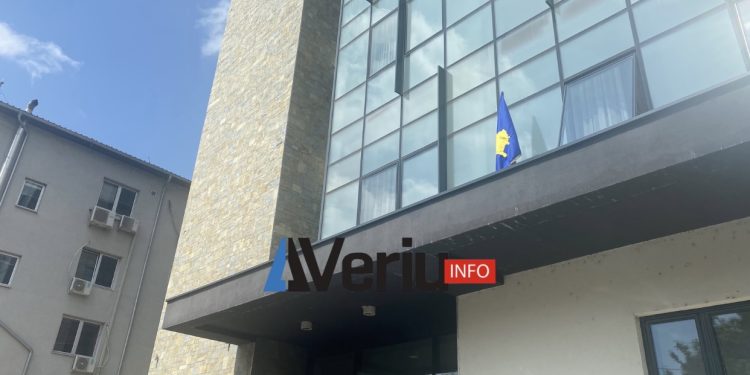 LAJMI I FUNDIT: Vendoset flamuri i Kosovës në objektin e Komunës së Mitrovicë Veriore