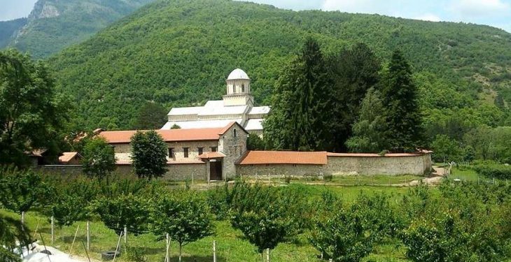 Çështja e Manastirit, historianët e Deçanit propozojnë një zgjidhje për institucionet