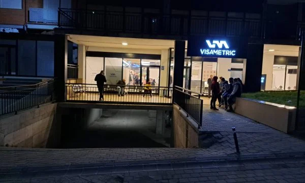 VisaMetric më e fortë se Gjykata, qytetarët ende paguajnë 30 euro për pasaportë