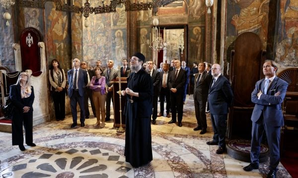 Dhjetëra diplomatë iu shkuan për vizitë, drejtuesit e Manastirit të Deçanit thonë se është mbështetje për 24 hektarët