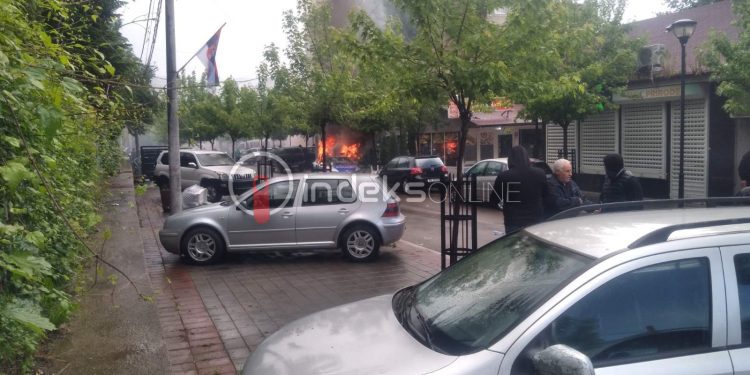 Tensionohet situata në veri, serbët shkatërrojnë veturat e Policisë së Kosovës në Zveçan (Video/foto)