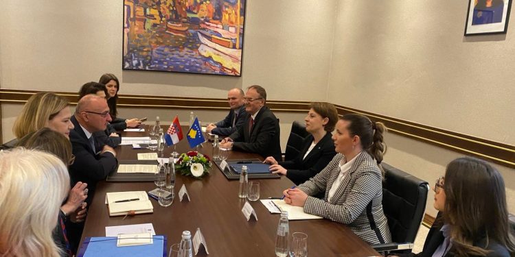 Gërvalla pret në takim homologun e saj kroat, pjesëmarrës edhe ambasadori Berishaj