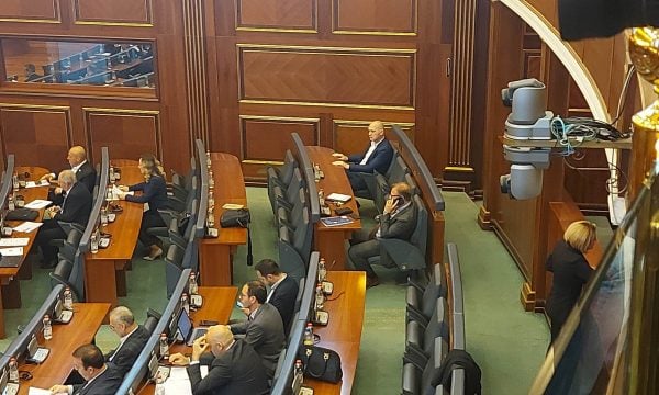VV e ulë në rreshtin e fundit, çfarë do të ndodhë tash me Haki Abazin?
