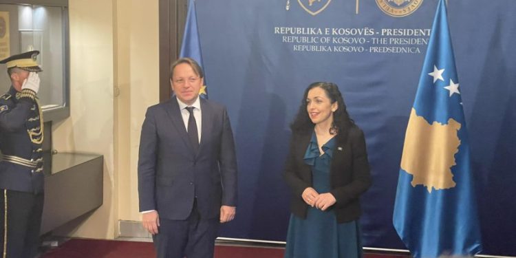 Komisioneri për Zgjerim i Bashkimit Evropian takohet me presidenten Osmani