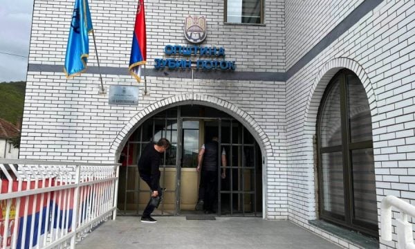 Përpjekje për ta penguar betimin e kryetarit të ri në Zubin Potok, jep dorëheqje kryesuesi i Asamblesë