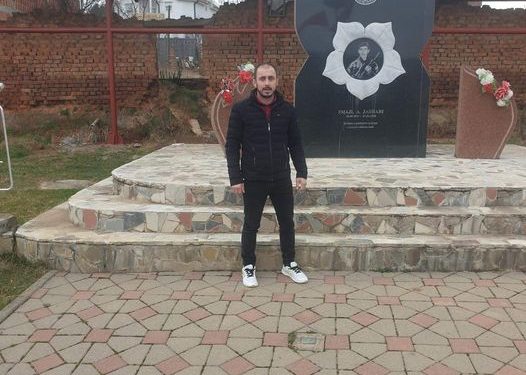 Djali i dëshmorit nga Mitrovica lë vendin, merr rrugën për mërgim