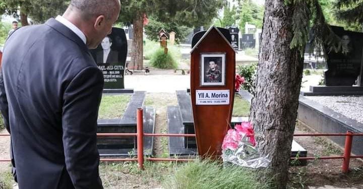 Ish-kryeministri Haradinaj përkujton dëshmorët e Gjakovës dhe heroin Bahri Fazliu