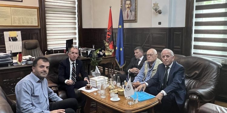 Rektori i UP-së takon pasardhësit dhe përfaqësuesit ligjor të familjes së intelektualit Hasan Prishtina