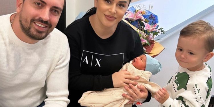 Shkurte Gashi prezanton familjen, me një banor më shumë tani