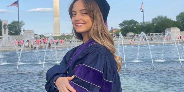 Nga Skënderaji në Washington D.C, e reja kosovare merr titullin master në universitetin prestigjioz