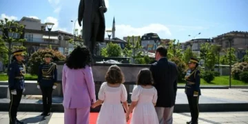 Vjosa Osmani nderon presidentin Ibrahim Rugova: Pavarësia ishte ideali i tij jetësor