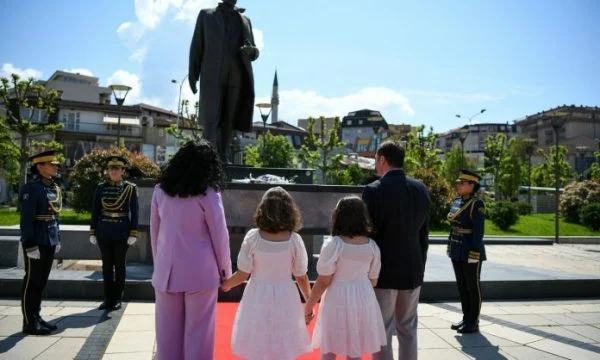 Vjosa Osmani nderon presidentin Ibrahim Rugova: Pavarësia ishte ideali i tij jetësor