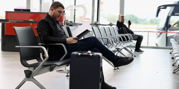 Krasniqi ndan fotografi nga aeroporti- Shihemi nesër në Firenze, në Kuvendin Zgjedhor të degës së PDK-së në Itali!