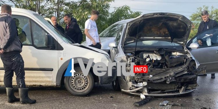 Përplasen dy vetura mesvete në magjistralen Mitrovicë-Vushtrri, të paktën një i lënduar
