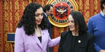Osmani shkon te familja e Rugovës, shijon edhe Tortën e Presidentit të gatuar nga ish-Zonja e Parë
