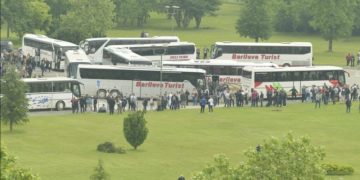 Kompania kosovare e autobusëve i çon në Beograd përkrahësit e Vuçiqit