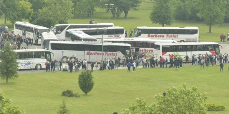 Kompania kosovare e autobusëve i çon në Beograd përkrahësit e Vuçiqit