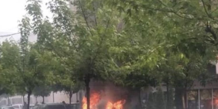 Tensionet në Veri, i vihet flaka veturës së Policisë