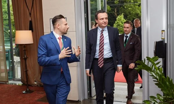Kurti ka udhëtuar në Sllovaki, dalin fotografitë nga Forumi i Bratisllavës