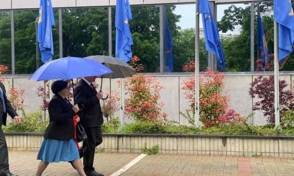 Lajçak mbërrin në objektin e Qeverisë së Kosovës, nis takimi me Kurtin