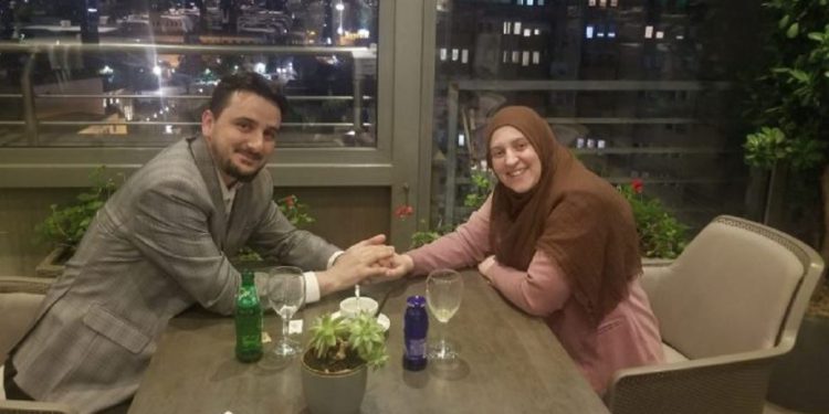 Drilon Gashi “harron” grushtin, bëhet romantik – publikon foto të ëmbël me bashkëshorten
