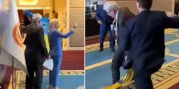 Përleshen diplomatët, momenti kur rusi gris flamurin ukrainas në samitin në Turqi, rrahet keq rusi nga diplomati ukrainas (VIDEO)