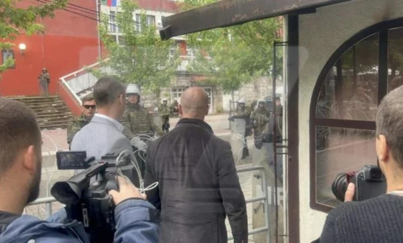 Zhvillimet e fundit: KFOR-i i fton për negociata, krerët e Listës Srpska hyjnë në një objekt në Zveçan