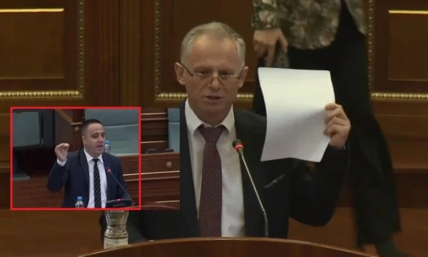 “Është idiotësi”, “pseudoprofesor”, përplasen keq Selmanaj e Bislimi për çështjen e personave të zhdukur