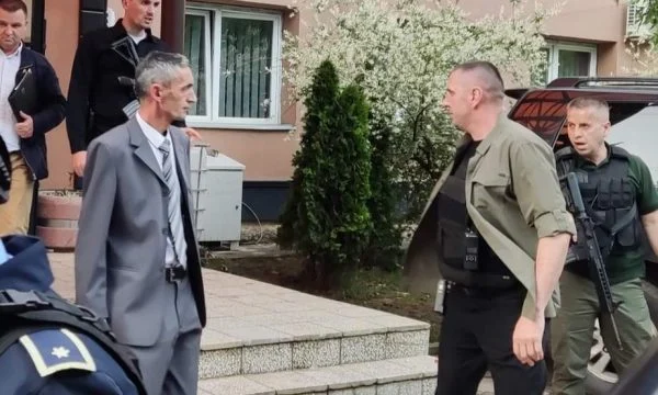 Kryetari i Zveçanit s’del në zyrën qendrore, shkon te ajo e komuniteteve – shkak situata