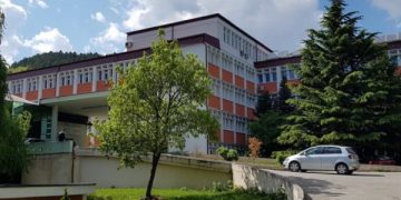 Vdes një i burgosur 31-vjeçar në Spitalin e Pejës
