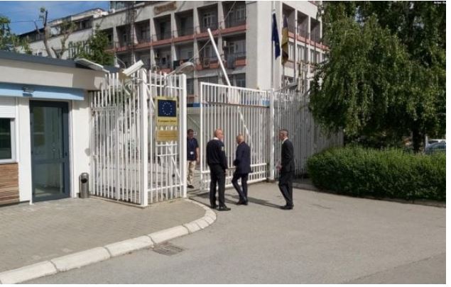 Peci e Zeqiri i shkojn në takim ambasadorit amerikan