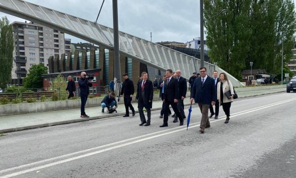 Lajçak e “hapë” Urën e Ibrit, shkon këmbë në Veri