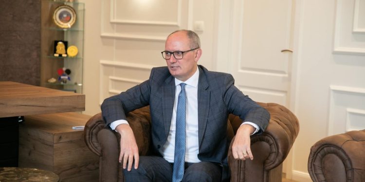 Agim Aliu e dëmton buxhetin e komunës, i paguan kompanitë që s’i kanë kryer punimet