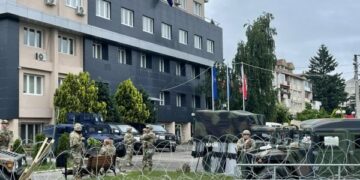 Më shumë serbë mblidhen në Leposaviq, KFOR-i i përforcon masat e sigurisë