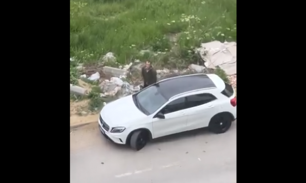 Në pikë të ditës, një person i dyshimtë kapet duke tentuar ta thyej një veturë në Dragodan (VIDEO)