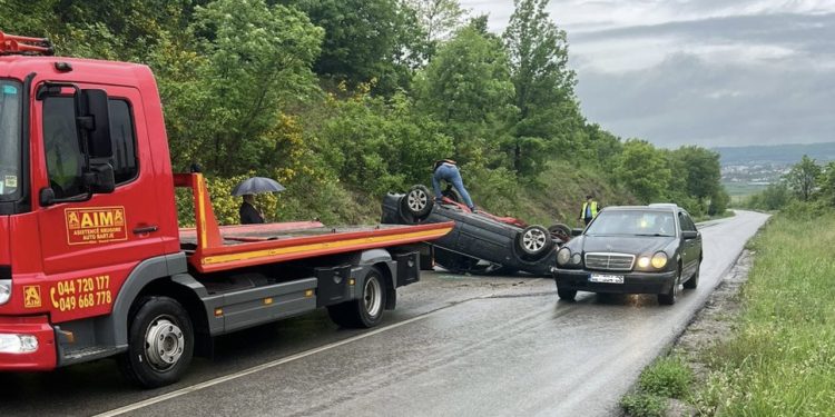 Rrokulliset vetura në rrugën Klinë-Skenderaj, lëndohet shoferi (Foto)