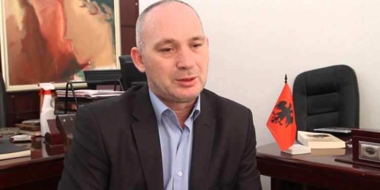 Humolli: Kurti më i dobët se Thaçi e Mustafa në dialog me Serbinë