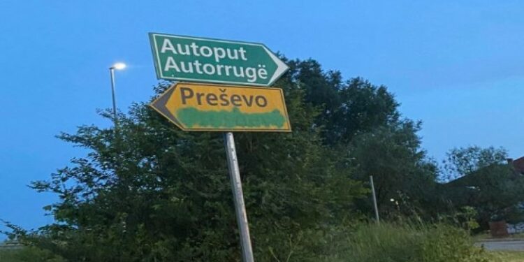 Fshihet emri Preshevë në gjuhën shqipe në një tabelë rrugore