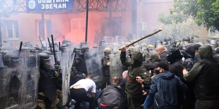 LAJMI I FUNDIT: Serbët sulmojnë KFOR-in në Zveçan përsëri