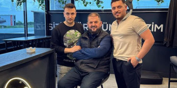 “Selam popull i dashtun”, Shefqet Krasniqi se ndërron berberin, qethet përsëri te “Riza”