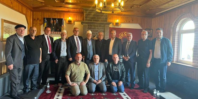 Ish-të mbijetuarit e masakrës në Burgun e Dubravës vizitojnë familjet e ish-krerëve të UÇK-së që po mbahen në Hagë