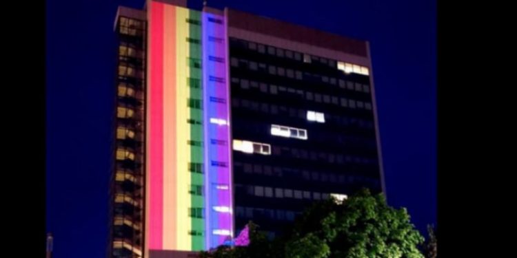 Ndërtesa e Qeverisë ndriçohet me ngjyrat e flamurit LGBTi