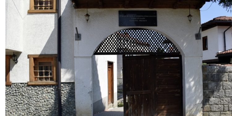 Kursime disavjeçare të Shehut, Teqja e Madhe del me reagim pas vjedhjes së rëndë
