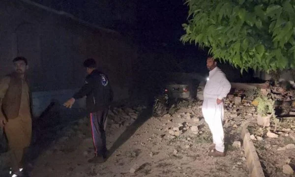 Të paktën shtatë mësues janë vrarë nga të shtënat në një shkollë në Pakistan