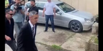 Ilir Peci arrin në shkollën “Isa Boletini” aty do të betohet si kryetar i Zveçanit