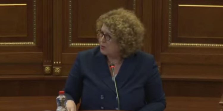 Hajdari e ‘ashpër’ me deputetët e opozitës: Spo më leni me fol, s’keni edukatë komunikimi!