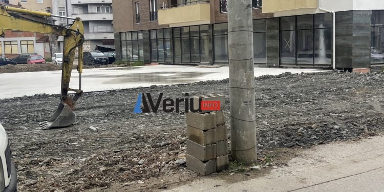 “Alo inspeksioni”/Ndërtohet pllakë betoni pa leje në Mitrovicë, banorët ankohen se po u ngulfatet hapësira