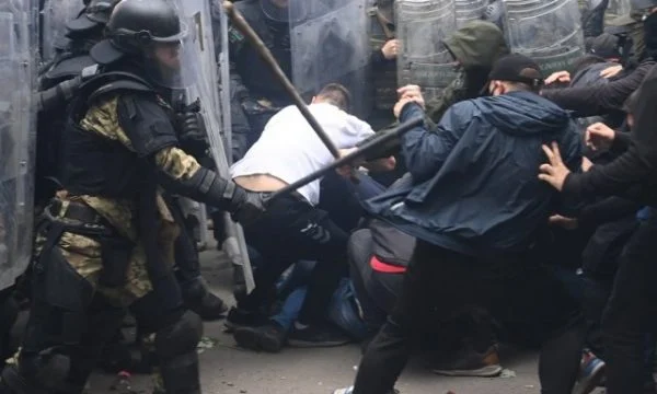 LAJMI I FUNDIT: Dy protestues serbë në rrezik për jetën pas përleshjeve me KFOR-in?