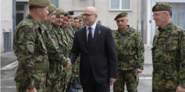 Ministri serb kërcënon: Deri në orën 14:00 ushtria plotësisht në gatishmëri