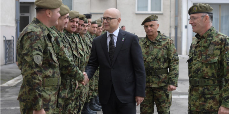Ministri serb kërcënon: Deri në orën 14:00 ushtria plotësisht në gatishmëri
